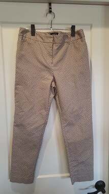 Liz Claiborne Women's Tan and Black Geometric Micro Diamond Print Ankle Pants
Si